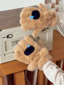 Gros plan de gants d'hiver en peluche marron en forme de patte avec texture douce