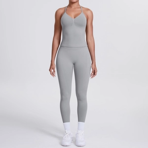 Detailansicht des hochtaillierten Yoga-Sets mit Neckholder-Top aus grau-blauem Stretch