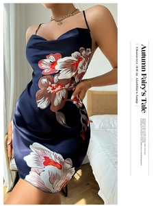 Nahaufnahme des dunkelblauen Satin-Unterkleids mit Wasserfallausschnitt und Blumenprint