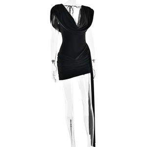 Detailaufnahme vom schwarzen Bodycon-Kleid mit Wasserfallausschnitt und Drapierung
