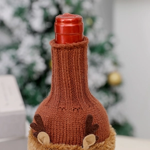 Gros plan sur le couvre-bouteille renne avec maille tricotée et détails en fourrure