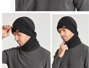 Détail de la maille épaisse et logo en cuir sur cet ensemble bonnet et tour de cou