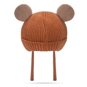 Bonnet en tricot marron pour bébés avec deux pompons et protège-oreilles