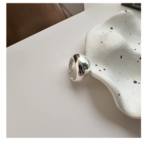 Dettaglio dell'anello a fascia larga in argento sterling S925 con finitura lucida