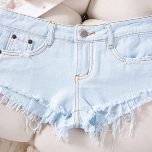 Nahaufnahme hellblauer Denim-Shorts mit ausgefransten Säumen und Distressed-Stoffstruktur