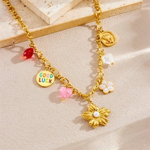 Goldene Edelstahlkette mit Good Luck Anhänger und bunten Blumen-Glücksbringern
