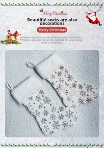 Dettaglio calze natalizie in peluche bianco con fiocchi di neve in paillettes oro e argento