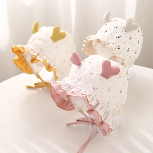 Cappello da sole neonata con stampa a cuori, pizzo e laccetti in tre colori pastello