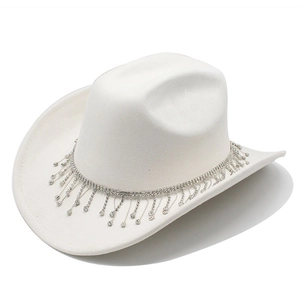 Vue de dessus d'un chapeau de cowboy en daim blanc avec garniture de glands en strass