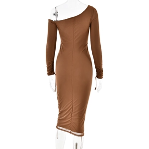 Détail d'une robe marron à épaule dénudée avec maille et coupe ajustée au dos