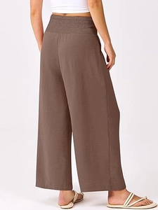 Détail du pantalon marron à taille haute, tissu texturé et ceinture élastique souple