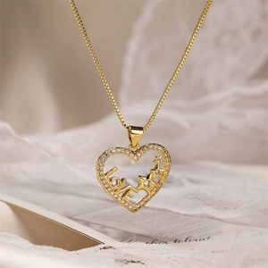 Nahaufnahme des goldenen Herzanhängers mit LOVE-Schriftzug und Sternen, mit Zirkonia
