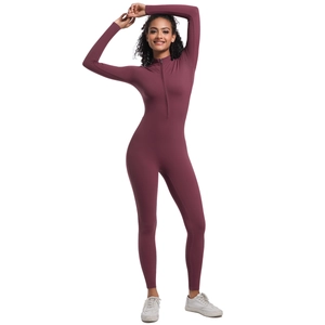 Détail du col à demi-zip sur un body de yoga violet foncé ajusté à haute élasticité