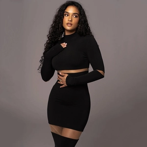 Détail d'un ensemble haut court noir à manches longues et mini-jupe taille haute sur modèle