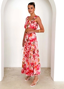Détails de l'ensemble floral deux pièces avec jupe longue à volants et haut court chic