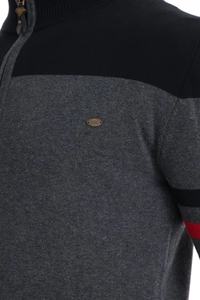 Vue détaillée du col du cardigan en maille avec fermeture éclair et plaque de logo