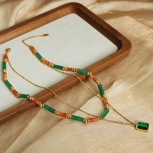 Collana a doppio strato fatta a mano con perle in pietra naturale e gemma verde smeraldo