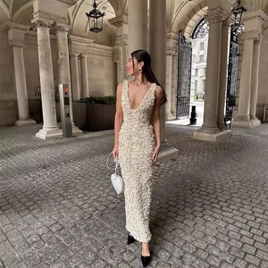 Robe longue blanche élégante avec col en V profond et texture florale 3D pour soirées chic