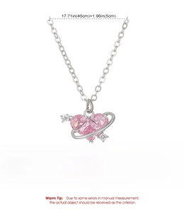 Dimensiones detalladas del collar planeta corazón rosa con material y longitud de cadena