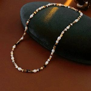Primo piano di una collana vintage di perle d'acqua dolce con distanziali dorati