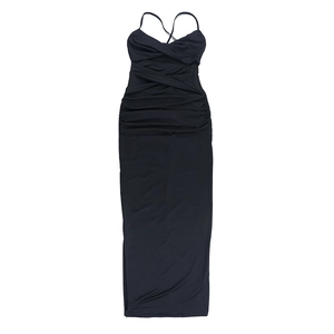 Détail d'une robe moulante noire sexy avec bretelles et design froncé à la taille