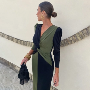 Elegantes langärmliges V-Ausschnitt Kleid mit Knotendesign in Dunkelgrün und Schwarz-Kontrast