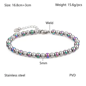 Détail du bracelet perles arc-en-ciel en acier inoxydable avec fermoir mousqueton