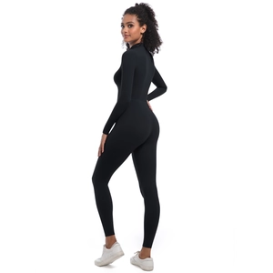 Vue latérale d'un body de yoga noir à manches longues avec tissu de compression extensible