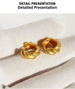 Makroaufnahme von matten Gold-Creolen in Croissant-Form mit Seilstruktur