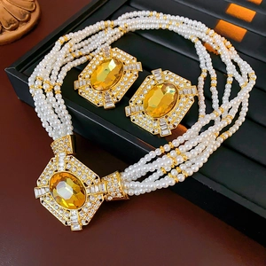 Set lussuoso collana di perle multistrato e orecchini con pietre ovali gialle