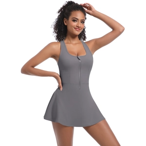 Détail de la robe de tennis grise avec fermeture éclair frontale et tissu mat respirant