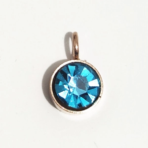 Détail du pendentif pierre de naissance bleue 6mm avec sertissage doré pour bijoux DIY