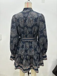 Détail du dos de robe imprimé paisley avec taille élastique et volants