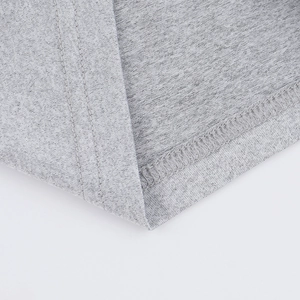 Gros plan détaillé du tissu en maille grise montrant les coutures et la texture du textile