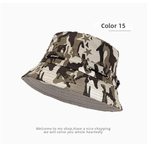 Dettaglio cappello a secchiello mimetico con coulisse sport e occhiello metallico