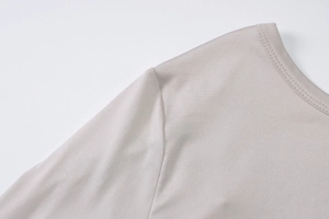 Dettaglio della cucitura del collo e della trama in maglia del top senza schiena