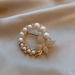 Eleganter Goldener Schmetterling Brosche mit Perlen und Straßsteinen auf Seidenstoff
