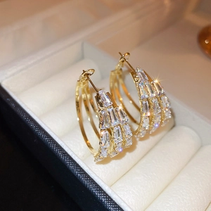 Élégantes boucles d'oreilles créoles dorées à trois rangs de cristaux baguette