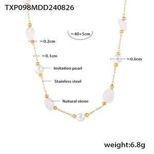 Détail du collier doré en acier inoxydable de 40+5cm avec pierres naturelles et perles