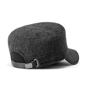 Dettaglio del cappello in lana grigia con cinturino in pelle regolabile e fibbia in metallo