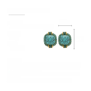 Détail de boucles d'oreilles turquoise carrées avec strass bleus et tiges en argent