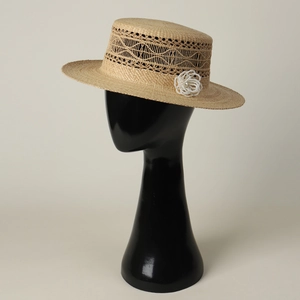 Handgewebter Raffia-Strohhut mit flacher Krone und Perlenblumen-Detail für den Strand