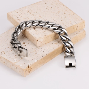 Massives silbernes Gliederkettenarmband aus Edelstahl für Herren auf einem Naturstein