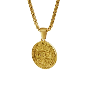 Collana in acciaio dorato con pendente tondo Occhio di Horus e catena a maglia quadrata