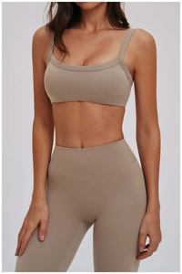 Dettaglio della vita alta a V dei leggings da yoga mocha e del reggiseno sportivo coordinato
