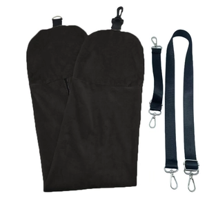 Détail de la housse de coussin de voyage en peluche noire avec sangles de transport réglables