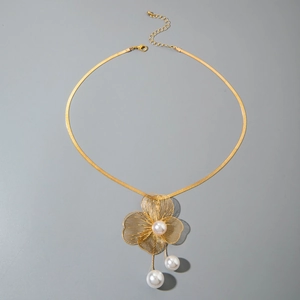 Détail du collier feuille de ginkgo doré avec perles fines et design filigrane évidé