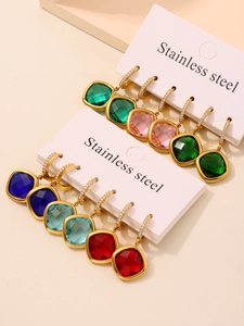 Détails des boucles d'oreilles en zircone carrée de plusieurs couleurs avec crochet doré
