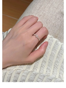 Close-up of S925 silver pearl ring with a diamond floral design on a hand