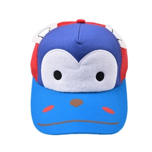 Détail de l'écusson singe et du filet respirant sur la casquette de baseball enfant